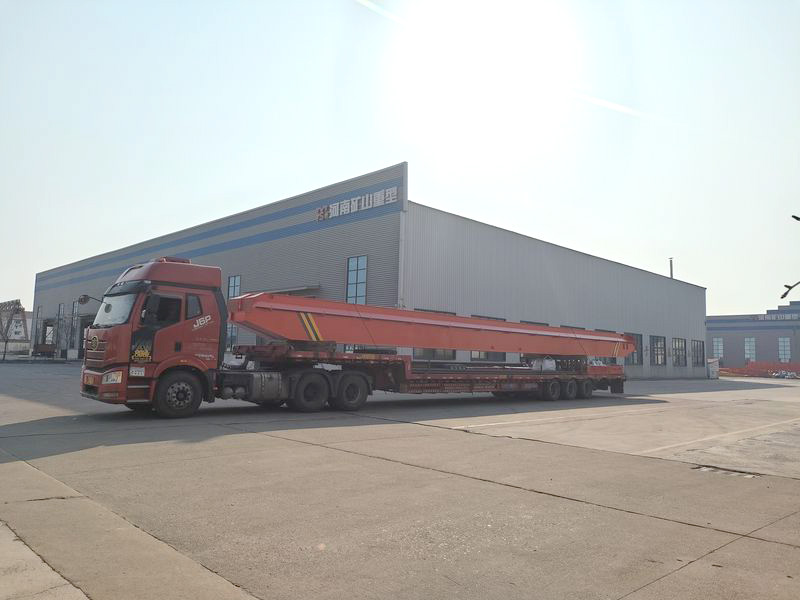 兩臺10噸跨度22.5米的電動單梁起重機，發(fā)往湖北黃岡